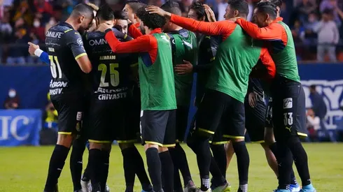 Jugadores de Chivas se abrazan tras un gol (IMAGO 7)
