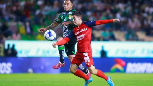 Sebastián Pérez Bouquet disputa una pelota (JAM MEDIA)