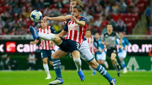 Mier pelea un balón con Aristeguieta (JAM MEDIA)