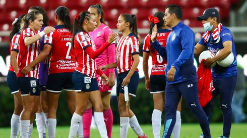 Jugadoras de Chivas se abrazan en el campo (JAM MEDIA)