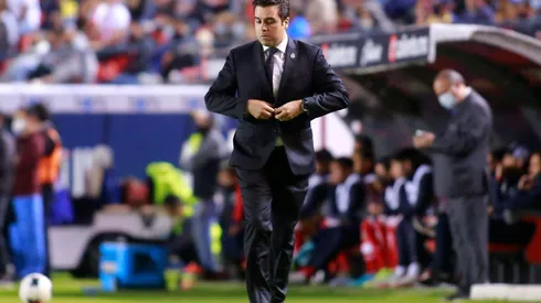 Marcelo Michel Leaño observa el partido contra el Atlético San Luis (JAM MEDIA)