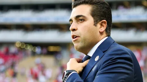 Michel Leaño observa el juego contra Puebla (IMAGO 7)