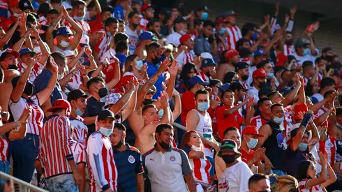Aficionados de Chivas alentando (JAM MEDIA)