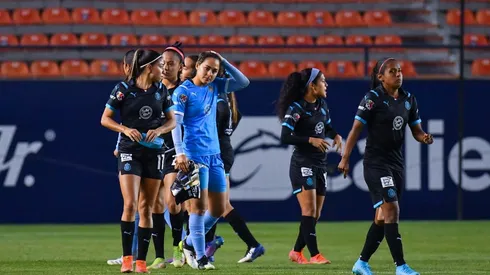 Jugadoras de Chivas abandonan el campo del San Luis (IMAGO 7)