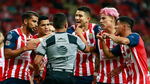 Molina y otros jugadores reclaman a un silbante (JAM MEDIA)