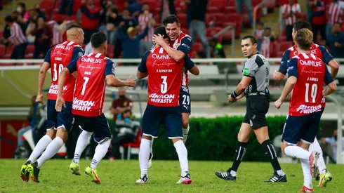 Jugadores de Chivas se abrazan (IMAGO 7)