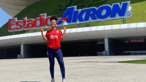 Leslie Ramírez fuera del Estadio Akron (ESPECIAL)