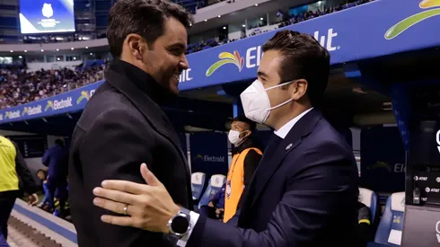 Michel Leaño y Larcamón se saludan (IMAGO 7)