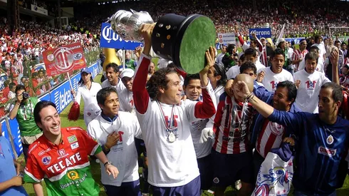 Reynoso levanta el trofeo de campeón (JAM MEDIA)