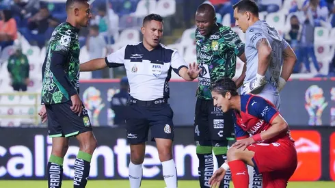 ¿El árbitro Fernando Guerrero la trae contra Chivas? 