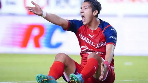 El delantero de Chivas fue derribado y el juez central hizo caso omiso
