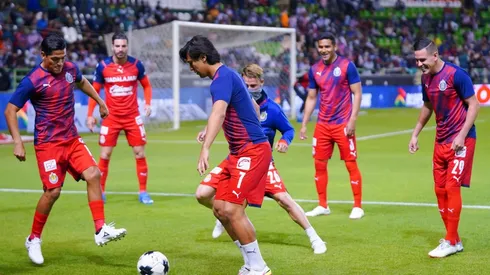 Macías durante el calentamiento con Chivas (IMAGO 7)