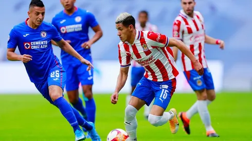 Antuna y Alvarado disputan un balón (JAM MEDIA)