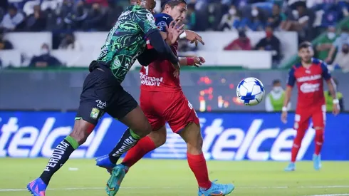 Choque entre Barreiro y Zaldívar (IMAGO 7)