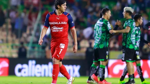 Macías observa tras el gol de León (JAM MEDIA)