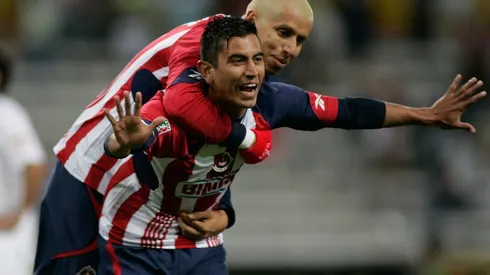 'Venado' Medina celebra un gol con Bofo Bautista (JAM MEDIA)