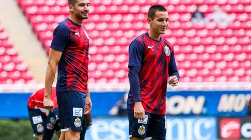 Paolo Yrizar y Pérez Bouquet en un calentamiento de Chivas (IMAGO 7)