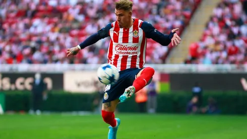 Chicote Calderón controla el balón (JAM MEDIA)