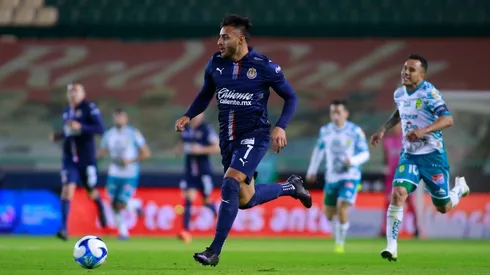 Alexis Vega conduce el balón en el Estadio León (JAM MEDIA)