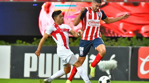 Yrizar en la disputa de un balón (IMAGO 7)