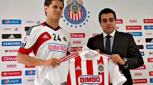 'Cherokee' Pérez en su presentación con Chivas junto a Michel Leaño (IMAGO 7)