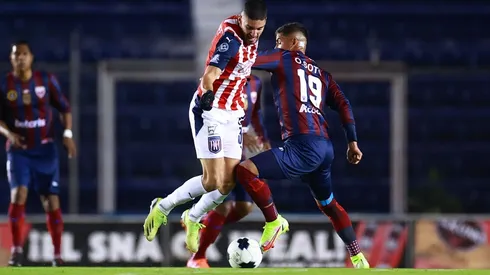 Yrizar disputa un balón contra Atlante (IMAGO 7)