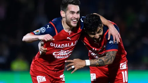 Jesús Angulo celebra un gol con Alexis Vega (JAM MEDIA)