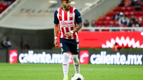 Alexis Vega controla un balón (IMAGO 7)