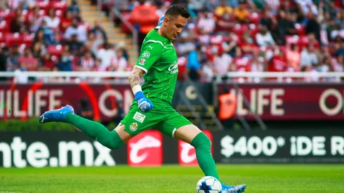 Raúl Gudiño despeja un balón (JAM MEDIA)