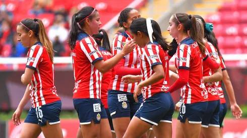Jugadoras de Chivas felicitan a Licha Cervantes (IMAGO 7)