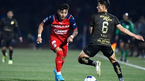 Alexis Vega encara en el partido contra Juárez (IMAGO 7)