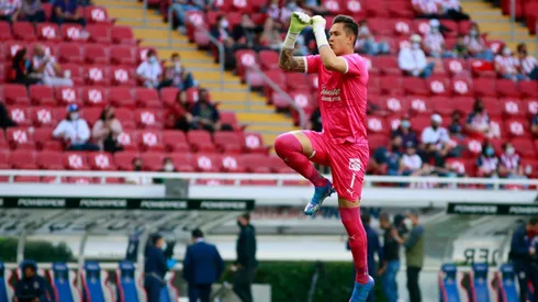 Raúl Gudiño salta en el Estadio Akron (JAM MEDIA)