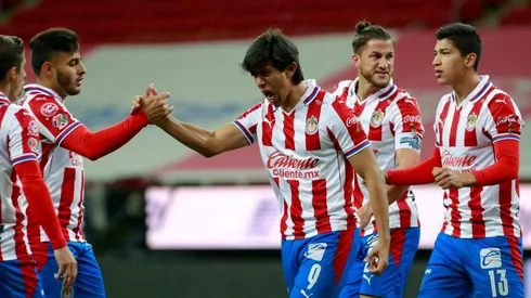 José Juan Macías celebra un gol con sus compañeros de Chivas (Jam Media)