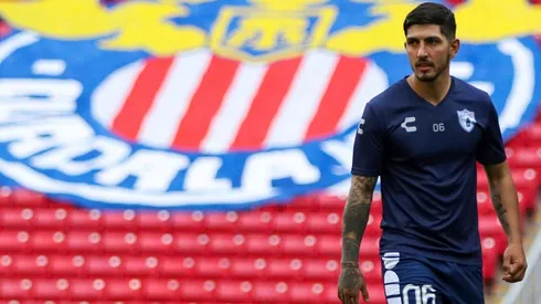 Víctor Guzmán calienta previo a un partido contra Chivas (IMAGO 7)