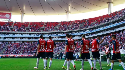 Jugadores de Chivas celebran un gol en el Estadio Akron (Jam Media)