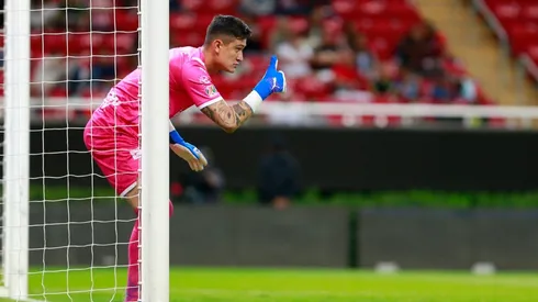 Raúl Gudiño levanta el pulgar en un juego de Chivas (JAM MEDIA)