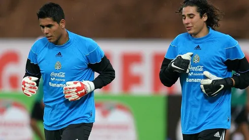 Oswaldo Sánchez se enciende con respuesta para Memo Ochoa