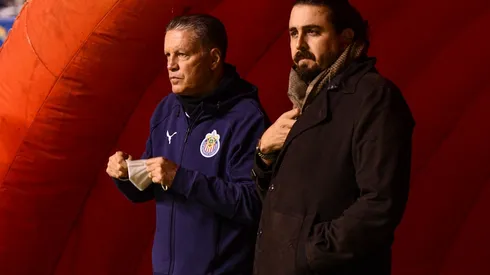 Ricardo Peláez y Amaury Vergara observan a los jugadores de Chivas (IMAGO 7)