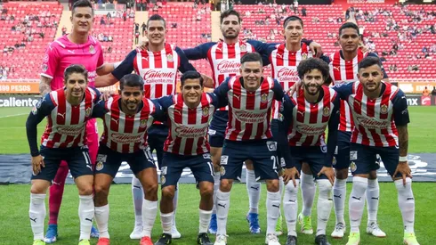 La plantilla de Chivas se toma una foto en el estadio Akron