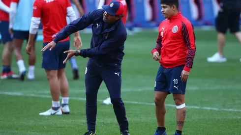 José Saturnino Cardozo le da instrucciones a 'Chofis' (IMAGO 7 )