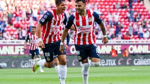 Ángel Zaldívar celebra junto a Alexis Vega un gol con Chivas (IMAGO 7)