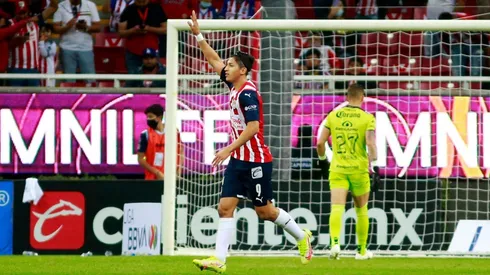 Ángel Zaldívar celebra un gol con Chivas
