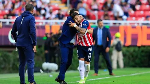 Alexis Vega y Michel Leaño se abrazan tras un gol de Chivas (IMAGO7)
