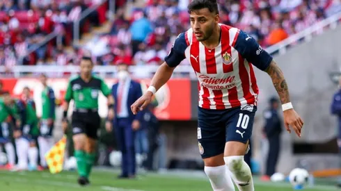 Alexis Vega en un partido con Chivas