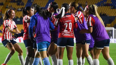 Chivas Femenil escala al liderato con valioso empate ante Tigres