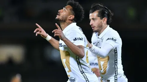 Rogério celebrando su tanto con Alan Mozo