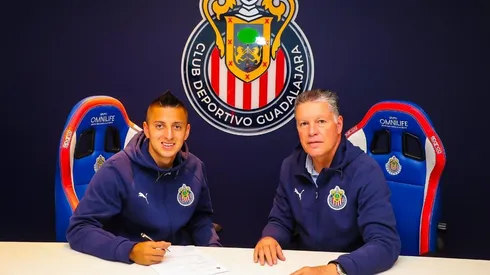 Afición de Chivas explota contra directiva por llegada de Alvarado