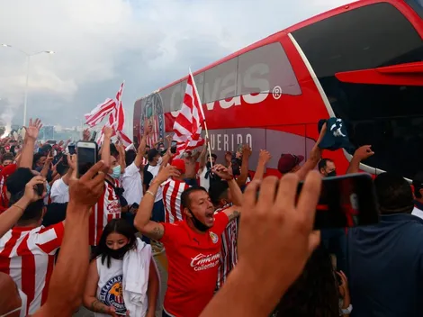 Aficionado se graba quemando jersey de Chivas