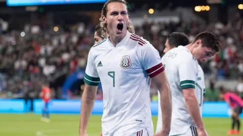 Santiago Giménez debutó como goleador con México