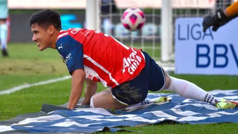 Uriel Antuna en un partido con Chivas